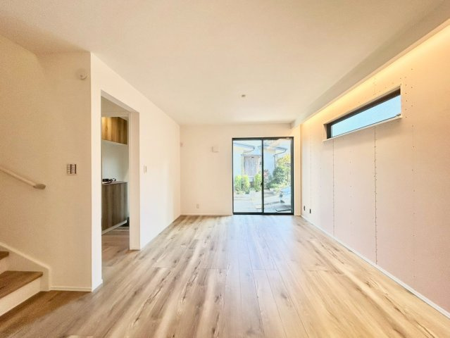 世田谷区粕谷2丁目　新築戸建　全2棟の居間・リビング|ご家族が自然と顔を会わせることで、コミュニケーションを育んでくれるリビングイン階段。