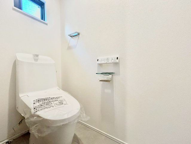 世田谷区粕谷2丁目　新築戸建　全2棟のトイレ|ウォシュレット付きのトイレはいつも快適！（1号棟写真）

現地ご見学希望・資料請求などお気軽にお問い合わせ下さい！
03-5990-5201