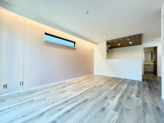 世田谷区粕谷2丁目　新築戸建　全2棟の居間・リビング|ご家族が自然と集まり会話が弾む、笑顔を育む明るい居住空間です。（1号棟写真）

現地ご見学希望・資料請求などお気軽にお問い合わせ下さい！
03-5990-5201