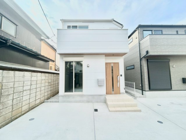 世田谷区粕谷2丁目　新築戸建　全2棟の外観|重厚感に溢れた、気品ある邸宅です。

現地ご見学希望・資料請求などお気軽にお問い合わせ下さい！
03-5990-5201