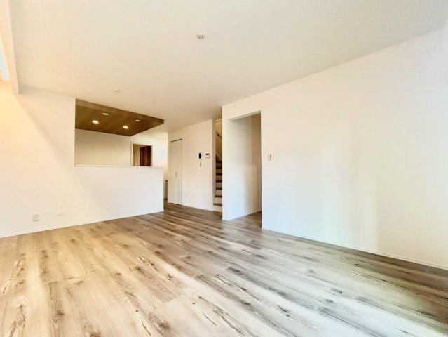 世田谷区粕谷2丁目　新築戸建　全2棟の居間・リビング|のびやかに広がるリビングは、一年を通して爽やかな光と風に癒される家族のなごみ空間。（1号棟写真）

現地ご見学希望・資料請求などお気軽にお問い合わせ下さい！
03-5990-5201