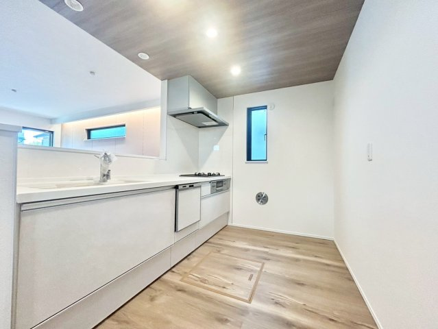 世田谷区粕谷2丁目　新築戸建　全2棟のキッチン|嬉しい対面式キッチンです。家事をしながらリビングにいるご家族とのおしゃべりも楽しめます！（1号棟写真）

現地ご見学希望・資料請求などお気軽にお問い合わせ下さい！
03-5990-5201