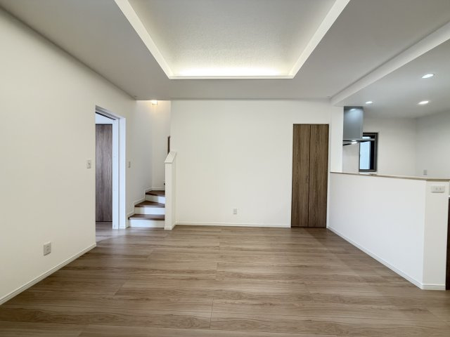 嘉手納屋良Ⅱ（全5棟）1号棟の居間・リビング|1号棟　LDK17.9帖♪リビング階段＋階段下収納付き♪