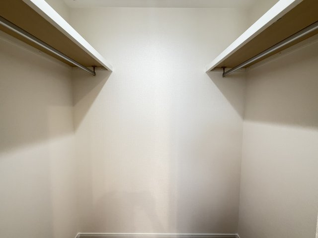 嘉手納屋良Ⅱ（全5棟）1号棟の収納|1号棟　洋室6.1帖＋WIC付き♪