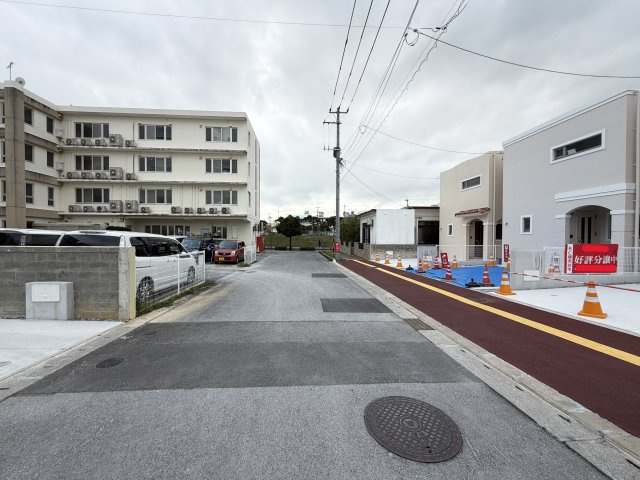 嘉手納屋良Ⅱ（全5棟）1号棟の前面道路含む現地写真|※南側公道9m♪