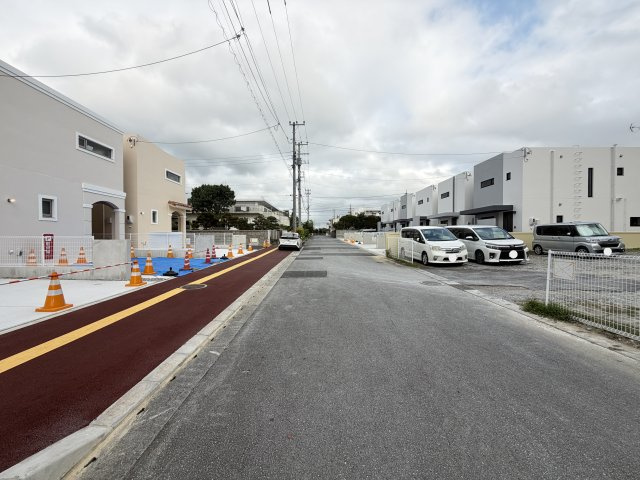 嘉手納屋良Ⅱ（全5棟）1号棟の前面道路含む現地写真|※南側公道9m♪