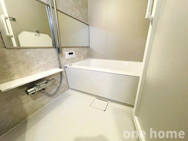 ライオンズマンション新大阪第3の浴室|◆新調された浴室です！お洒落なアクセントパネルとワイドミラーがさりげなく高級感を演出♪一日の疲れをリフレッシュできますね！