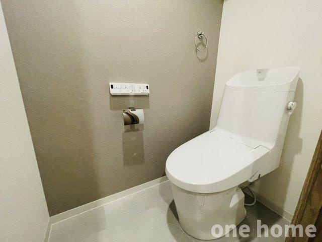 ライオンズマンション新大阪第3のトイレ|◆新調された温水洗浄便座付きトイレです！操作がしやすい壁掛けリモコンです！
◆令和7年11月室内フルリフォーム完了！