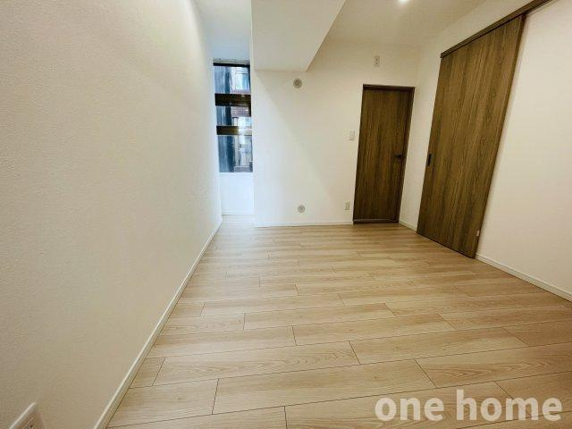 ライオンズマンション新大阪第3の洋室|◆約6.0帖洋室 別角度です！木目の建具がお部屋の印象を引き締めれくれますね♪
◆右側の引き戸からウォークインクローゼットへ繋がります！