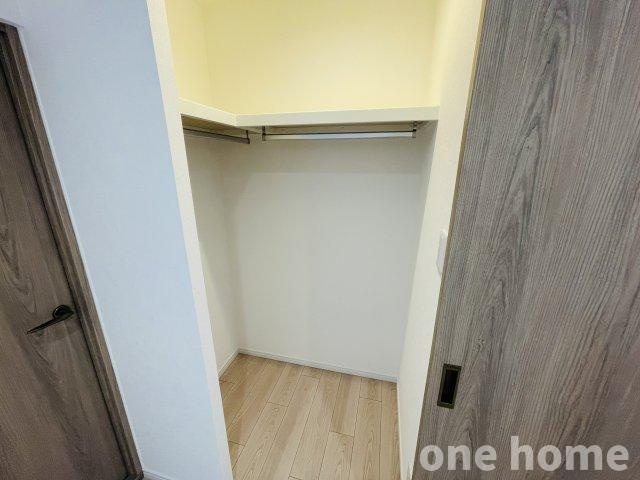 ライオンズマンション新大阪第3の収納|◆約6.0帖洋室ウォークインクローゼットです！ハンガーパイプ×枕棚付きで、ワードローブが把握しやすく使い勝手良好です！