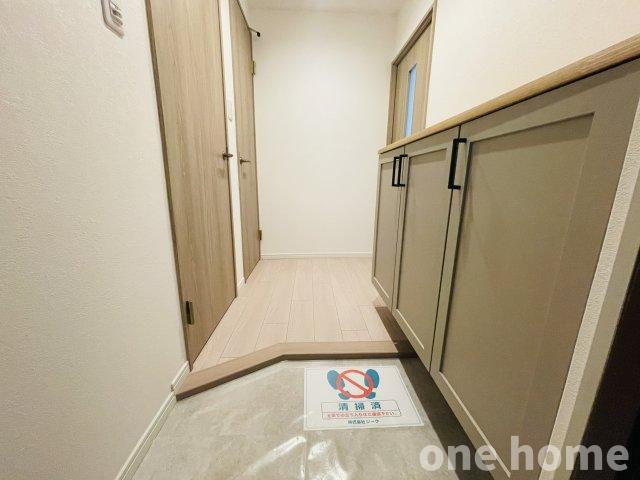 ライオンズマンション新大阪第3の玄関|◆玄関は木目のカラーがやさしい雰囲気を演出♪
◆シューズボックスはフロートタイプで普段使いの靴を下部に置いていただけます！