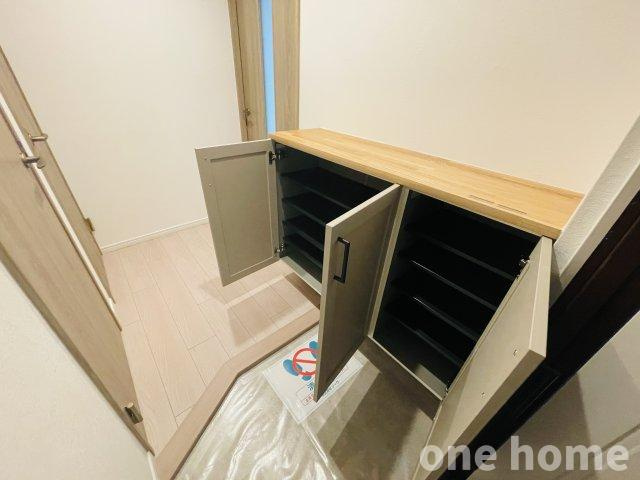 ライオンズマンション新大阪第3の収納|◆玄関にはシューズボックス完備！棚部分にはお好みのインテリアを置いて、自分好みの空間づくりをお楽しみいただけます！