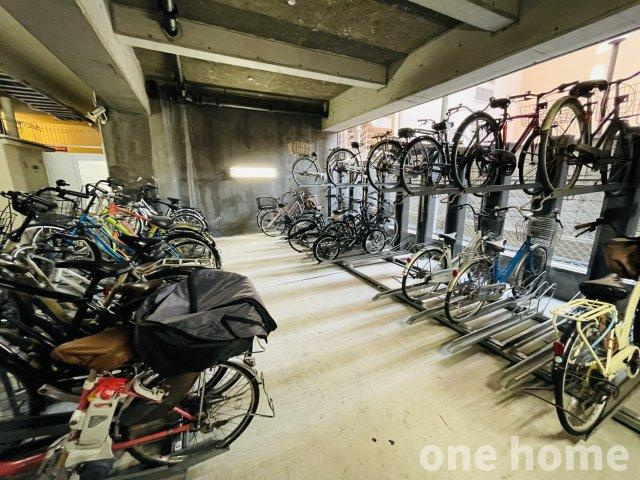 ライオンズマンション新大阪第3の駐輪場|◆駐輪場は屋内にあり、自転車が雨風にさらされる心配がありません！
◆最新の空き状況など、詳細につきましてはお気軽にお問い合わせください！