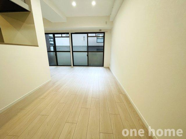 ライオンズマンション新大阪第3の居間・リビング|◆LDK 別角度です！掃き出し窓から陽光差し込む明るい空間です！
◆OsakaMetro御堂筋線・阪急京都線・JR線と快適な3WAYアクセスです！