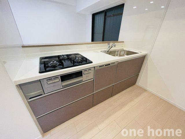 ライオンズマンション新大阪第3のキッチン|◆新調されたシステムキッチンです！グリル付３口ガスコンロ搭載！複数品まとめて調理ができます！
◆人気の対面式キッチンで、テレビを見ながらお料理を楽しめます♪