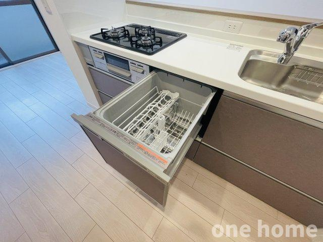 ライオンズマンション新大阪第3のキッチン|◆時短のマストアイテム食洗機完備！ビルトインタイプで作業スペースを圧迫せず、使い勝手良好です！