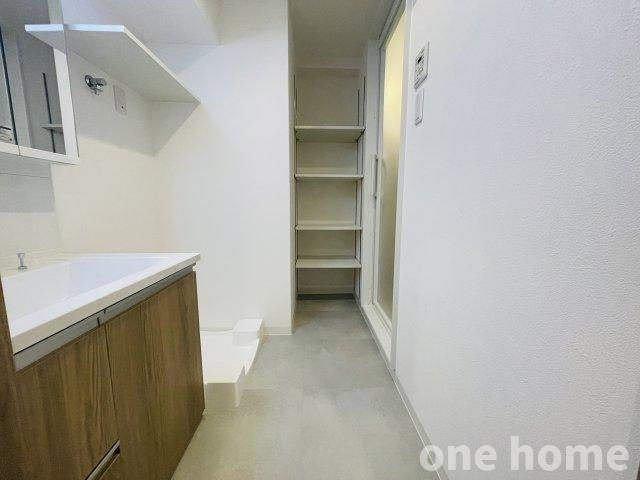 ライオンズマンション新大阪第3の独立洗面台|◆広めの洗面室です！可動棚が設けられ、お好みの高さに調整でき、タオルなどを収納できます！
◆室内洗濯機置場ございます！