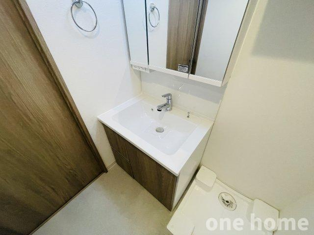 ライオンズマンション新大阪第3の独立洗面台|◆新調された三面鏡の洗面化粧台です！洗顔や洗髪がしやすい大きめボウル♪
◆ミラー背面とボウル下に日用品をしっかり収納できます！