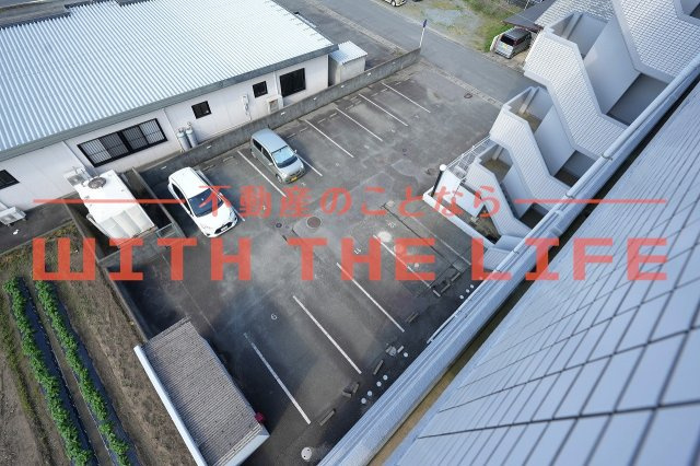 シャトレ東合川【キャッシュバック対象物件】の駐車場|カースペースがあります