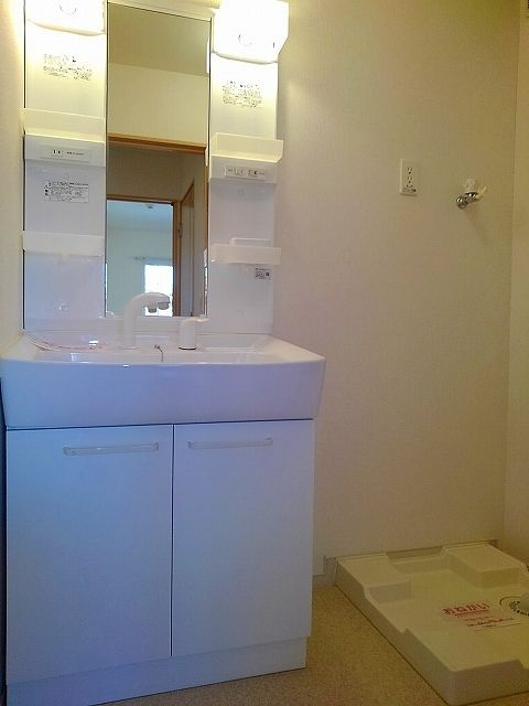 ウエスト　ブリッサ　Ｂの洗面所|明るい洗面所です