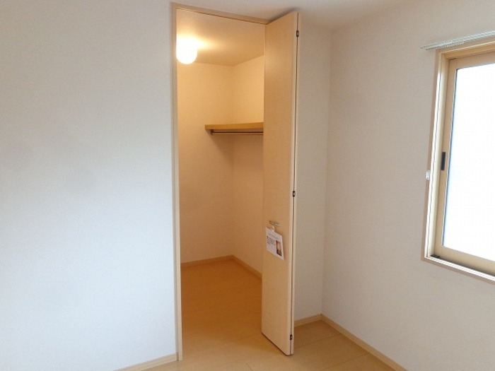 ウィルコート万々 A棟の収納|2階北洋室ウォークインクローゼット