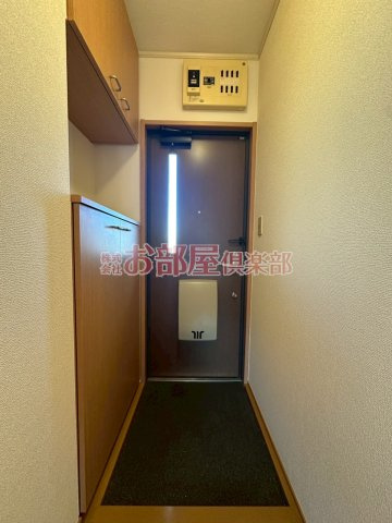 カーザミアⅠの玄関|収納もある玄関です