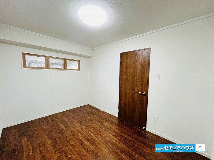 ファミール刈谷の洋室|【東側洋室】
約6帖の洋室にもクローゼットがあります。デコマド設置により風通しが良くなるようにしています。