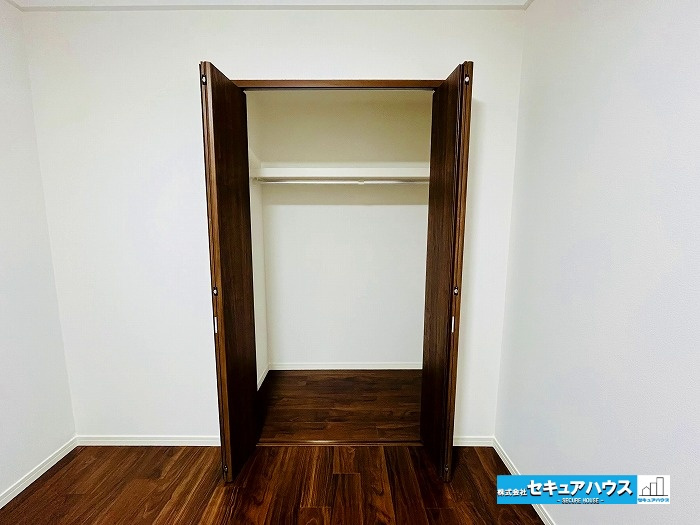 ファミール刈谷の収納|【クローゼット】
◆各居室にクローゼットがあります♪
◆お洋服はもちろん上棚部分にも収納できるため、収納ケースや収納BOXを使用して多くの物をしまうことができます。　　　　　　　　　　　　　　　　　　