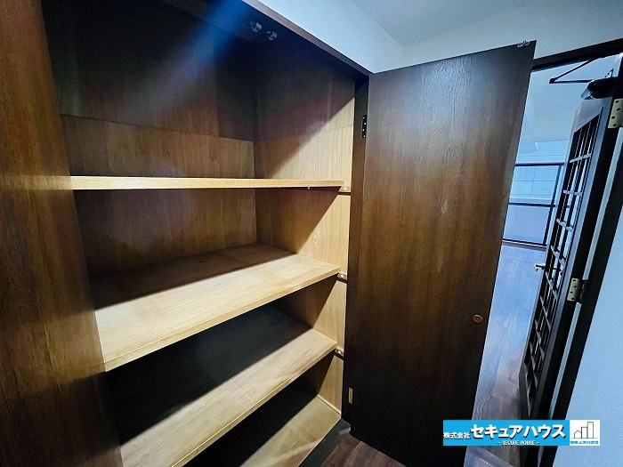 ファミール刈谷の収納|【廊下】
◆廊下にも収納があります。ティッシュ等備品のストックや、印鑑等大切な書類をしまうことができます。4段に分かれた広々としたスペースとなっております。　　　　　　　　　　　　　　　　　　　　　　