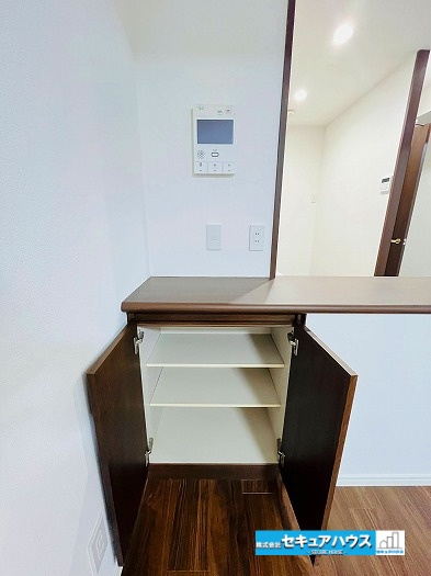 ファミール刈谷の居間・リビング|【LDK収納】
キッチン付近のカウンターには収納スペースがあります。