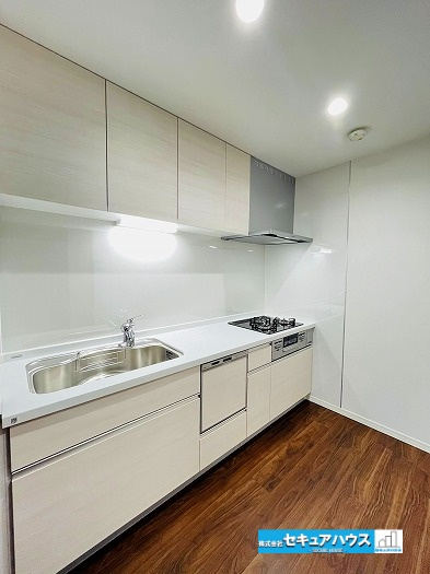 ファミール刈谷のキッチン|【キッチン】
釣り戸付きのシステムキッチンに新品交換済みです。