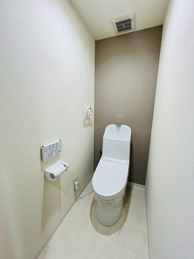 ファミール刈谷のトイレ|【高機能トイレ】
◆新品交換済です。
◆高機能トイレの多くは便器のフタの開閉が自動であり、使用後に手動で水を流す面倒もなく非常に便利です。スタイリッシュな見た目で、お掃除しやすく、節水効果が高いです。