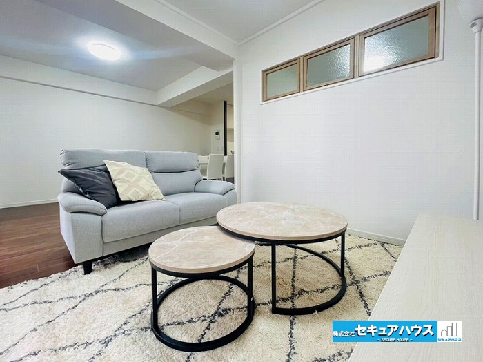 ファミール刈谷の居間・リビング|【LDK】
ニトリ家具付きです♪家具代金は売買代金に含みます。