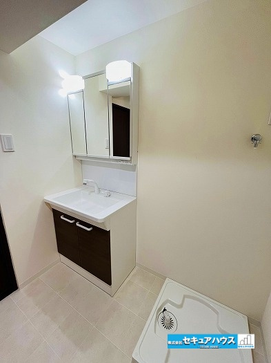ファミール刈谷の独立洗面台|【脱衣所】
洗面化粧台は新品交換済みです。