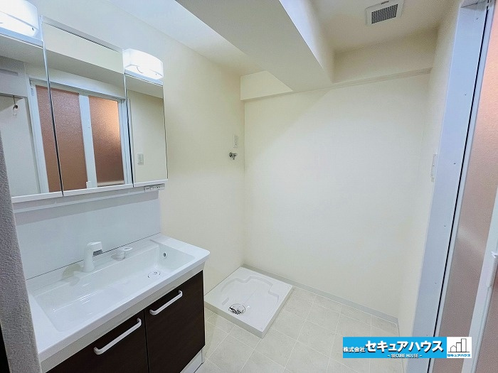 ファミール刈谷の独立洗面台|【脱衣所】
洗面化粧台と洗濯機置き場の間にスペースがあるため、収納スペースとして利用することができます。