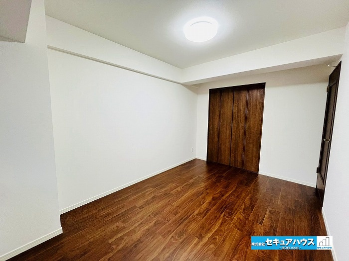 ファミール刈谷の洋室|【北側洋室】
約6.8帖の洋室はクローゼット付きです♪
クロスと床はリフォーム済みです。