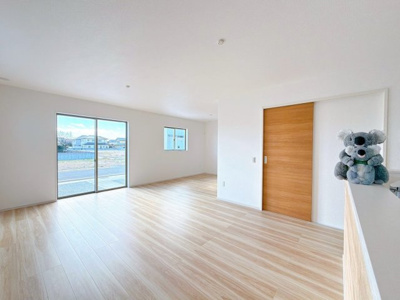 【居間・リビング】 | 前橋市上新田町　新築住宅 | 家族が自然と集まるリビング・ダイニング明るい光が差し込み、笑顔があふれる心地よい空間です。ゆったりとした広さで、くつろぎの時間をお過ごしいただけます。