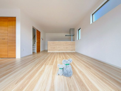 【居間・リビング】 | 前橋市上新田町　新築住宅 | ≪LDK≫
リビング・ダイニングは白を基調としたシンプルな空間。
雑貨やこだわりの家具など、レイアウトも自由に楽しめます！