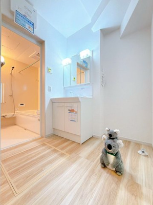 【独立洗面台】 | 前橋市上新田町　新築住宅 | 洗濯機置き場もゆとりの設計で家事動線◎快適さと清潔感を備えた洗面脱衣室です。