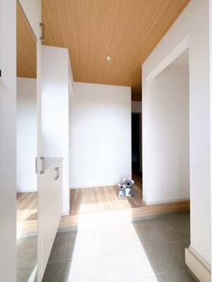 【玄関】 | 前橋市上新田町　新築住宅 | 家の第一印象を決める玄関は、明るく清潔感のある空間に仕上がっています。シューズインクローク付きなのでアウトドア用品やベビーカーもそのまま収納できます！