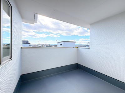 【バルコニー】 | 前橋市上新田町　新築住宅 | 陽光がたっぷり差し込むバルコニーは、家族のくつろぎぎ空間。グリーンを飾ったりチェアを置いて読書を楽しむなど、自分だけのアウトドアリビングとしても活用できます。