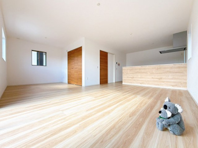 【居間・リビング】 | 前橋市上新田町　新築住宅 | 窓から差し込む陽光がリビングでくつろぐ家族を暖かく包み込みます。生活の中心となるLDKで贅沢な時間を家族とお過ごしください。