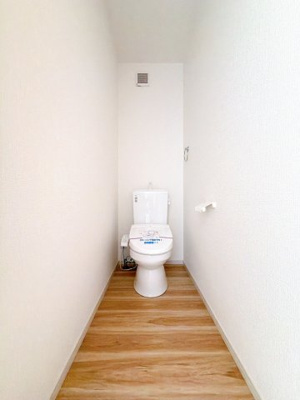 【トイレ】 | 前橋市上新田町　新築住宅 | 清潔感にあふれた空間と機能的な洗浄装置。毎日何度も使う場所だから快適に。便利に。