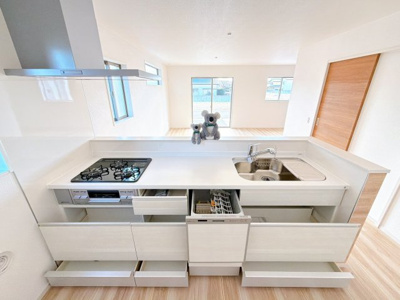 【キッチン】 | 前橋市上新田町　新築住宅 | 忙しい毎日にうれしい、食洗機付きのシステムキッチンを採用。家事の時短ができ手洗いの手間を減らしてくれます。