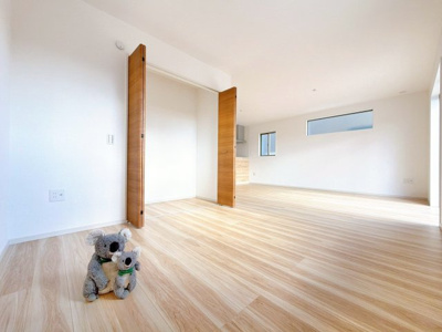 【居間・リビング】 | 前橋市上新田町　新築住宅 | 開放感あふれるリビング・ダイニングは、光と風を感じながら過ごせる心地よい空間。インテリアの映える落ち着いたデザインで、ゆとりある毎日を演出します。