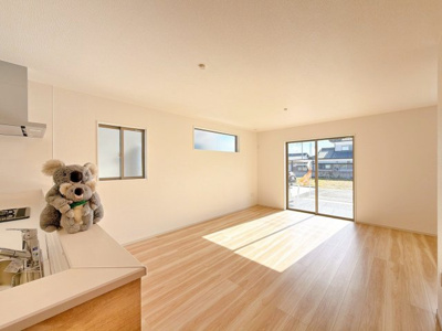 【居間・リビング】 | 前橋市上新田町　新築住宅 | 窓からのあたたかい光をあびながらの朝食。今日も一日がんばれそう！と思えるリビング。