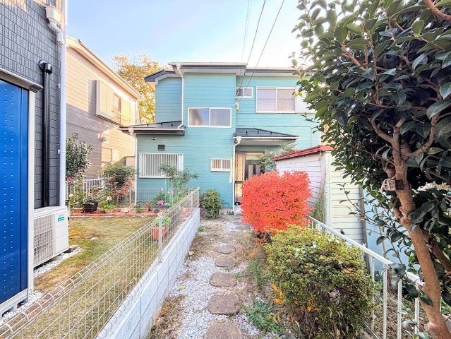 戸塚区深谷町　中古戸建ての外観|◆一戸建てを中心とした街並みが整然と続き、周辺は高い建物が建っていないので、緑の多い閑静な趣を感じる環境です。街並みや周辺環境も重要なポイントです！！
