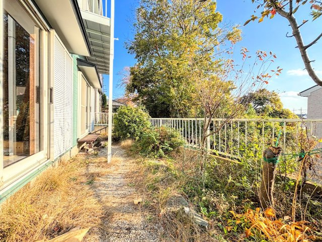 戸塚区深谷町　中古戸建ての庭|◆お手入れのしやすいちょうどよいサイズ感のお庭付き。植栽や家庭菜園等多目的にご利用いただけるプライベート空間。
