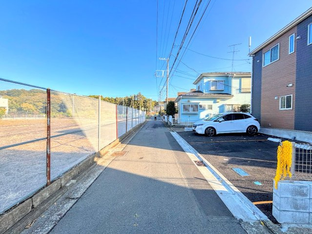 戸塚区深谷町　中古戸建ての前面道路含む現地写真|◆前面道路も幅員があり車の運転も安心！前面道路は閑静な住宅地。車通りの少ない道路です。お子様にも安心です。
