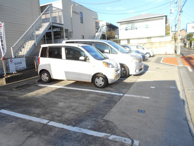 ヴィラ中山A棟の駐車場